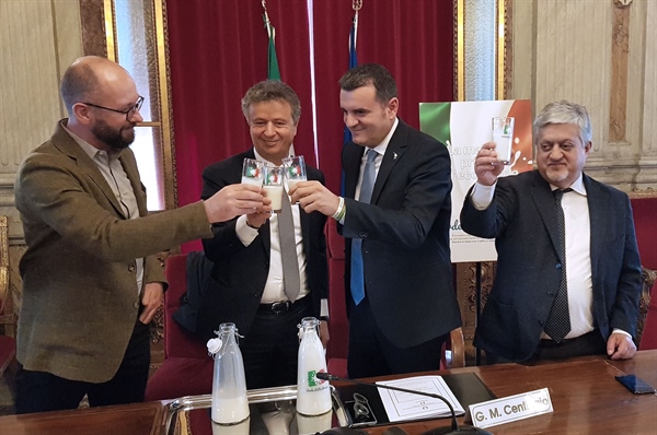 Latte italiano, al via la campagna "Verde Latte Rosso" sull’oro bianco
