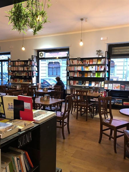 Riapre a Milano la libreria-bistrot Anarres, aveva consegnato libri d’asporto durante il lockdown