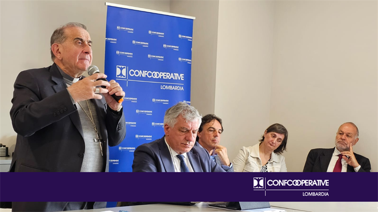 A Rho l’Arcivescovo Delpini incontra la cooperazione. Visita al Textile Hub di Vesti Solidale
